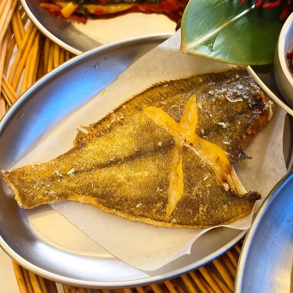 바삭하게 구워진 가자미구이