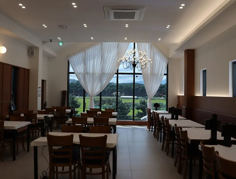 Bright 2nd floor dining hall with great natural light