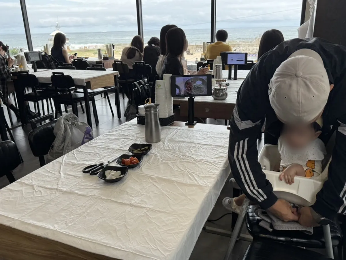 창가 좌석에서 보이는 강문해변 바다뷰