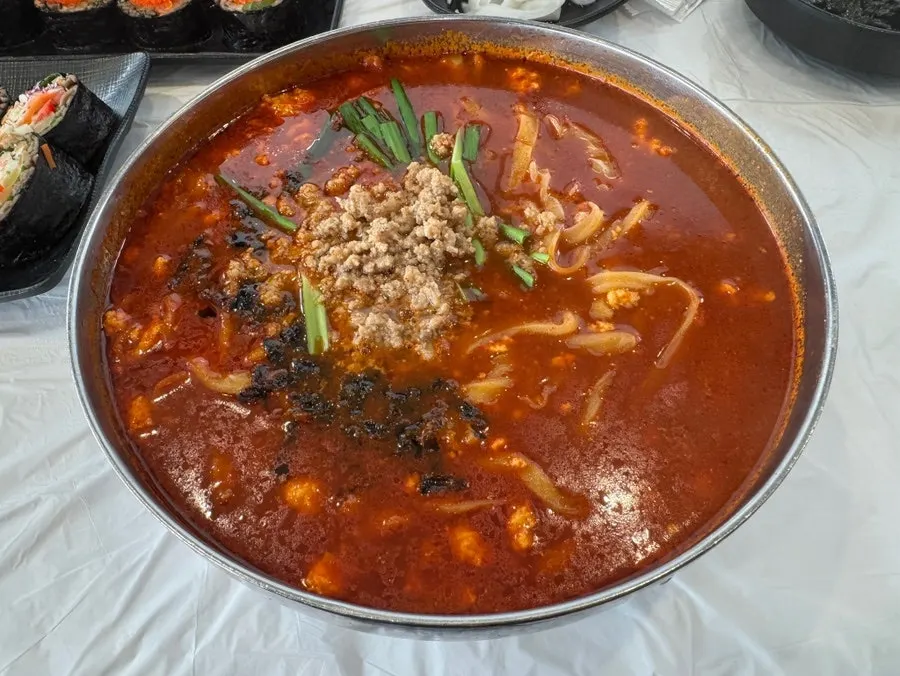 양념을 비빈 비빔막국수