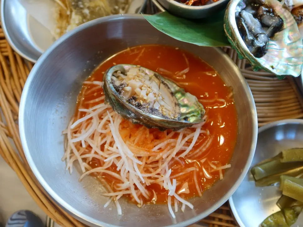 전복회 멍게회 해삼회 등 신선한 해산물 반찬