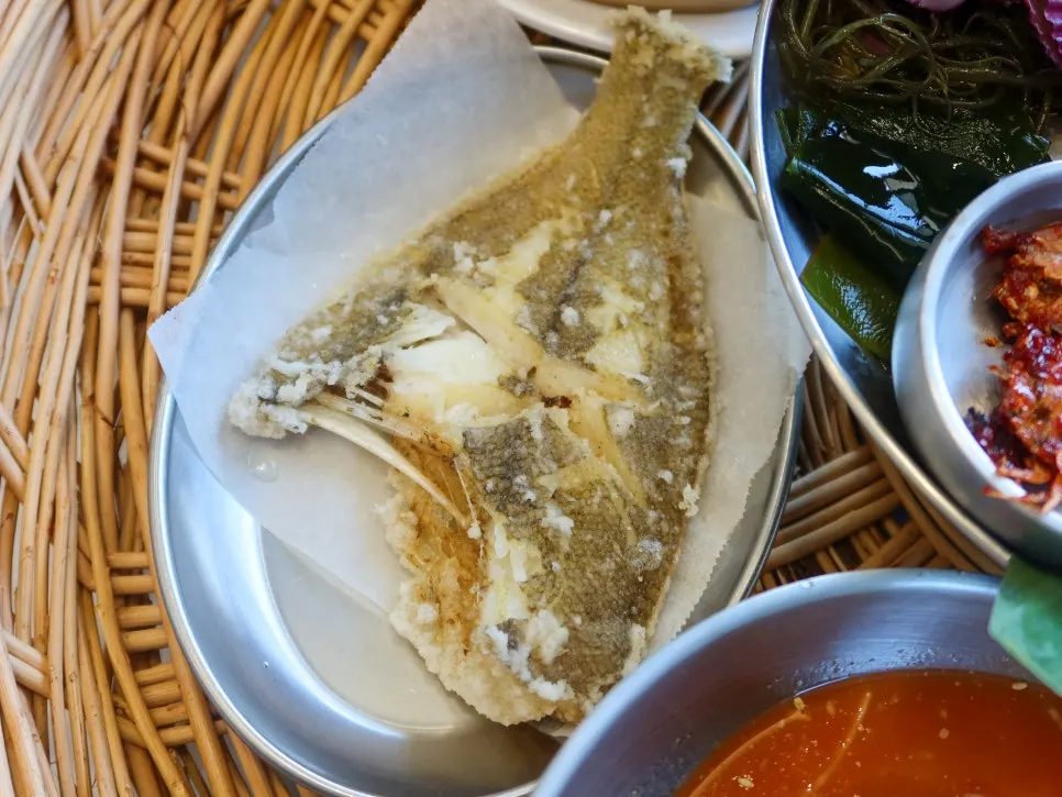 얇게 썰어낸 냉제육 접시