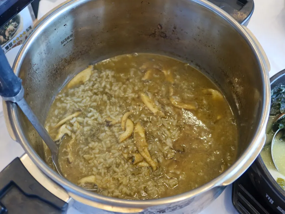 식탁에 통째로 올라온 압력솥 전복죽