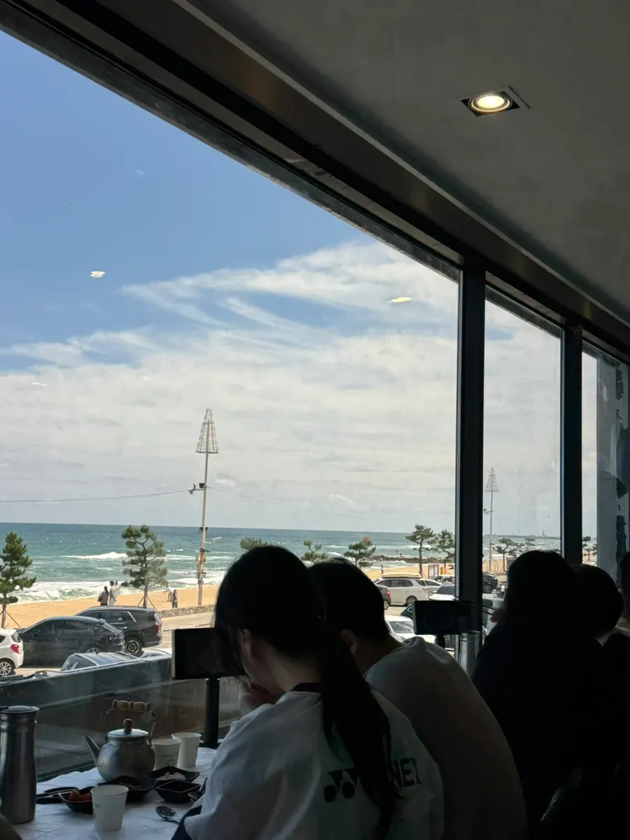 강문해변 앞 고씨네동해막국수 본점 전경
