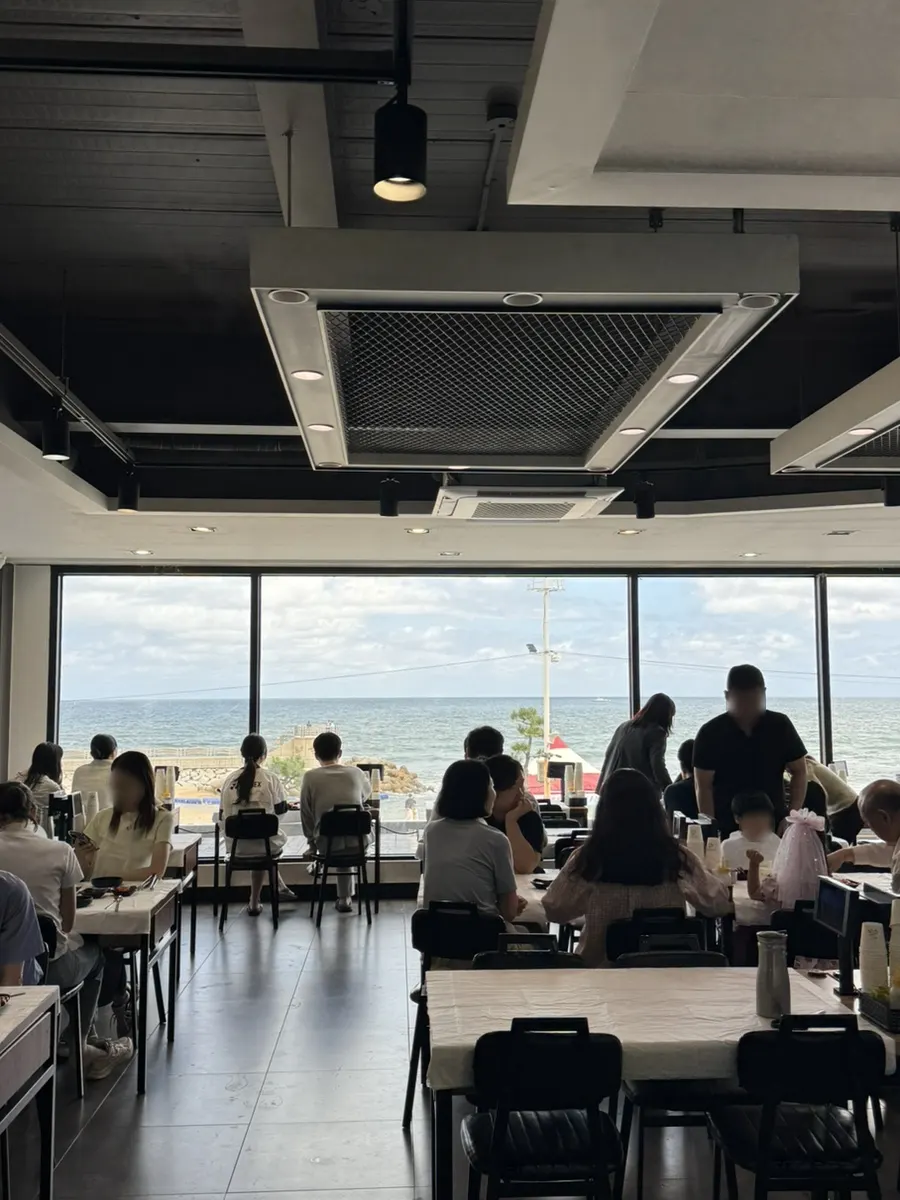 식당 앞으로 펼쳐진 강문해변 바다 풍경