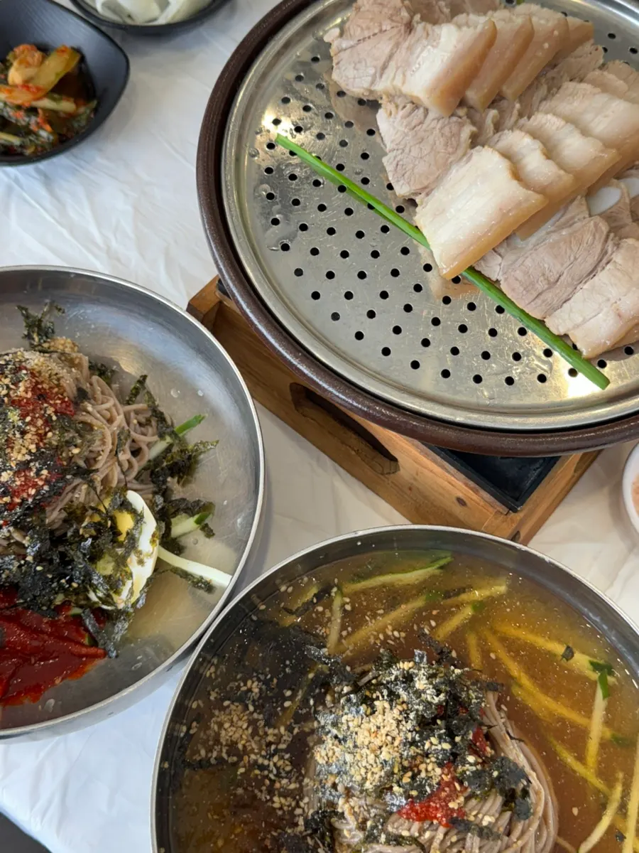 강릉 가족여행 막국수, 화로에 올려주는 까막장수육과 간장 물막국수, 고씨네동해막국수 본점
