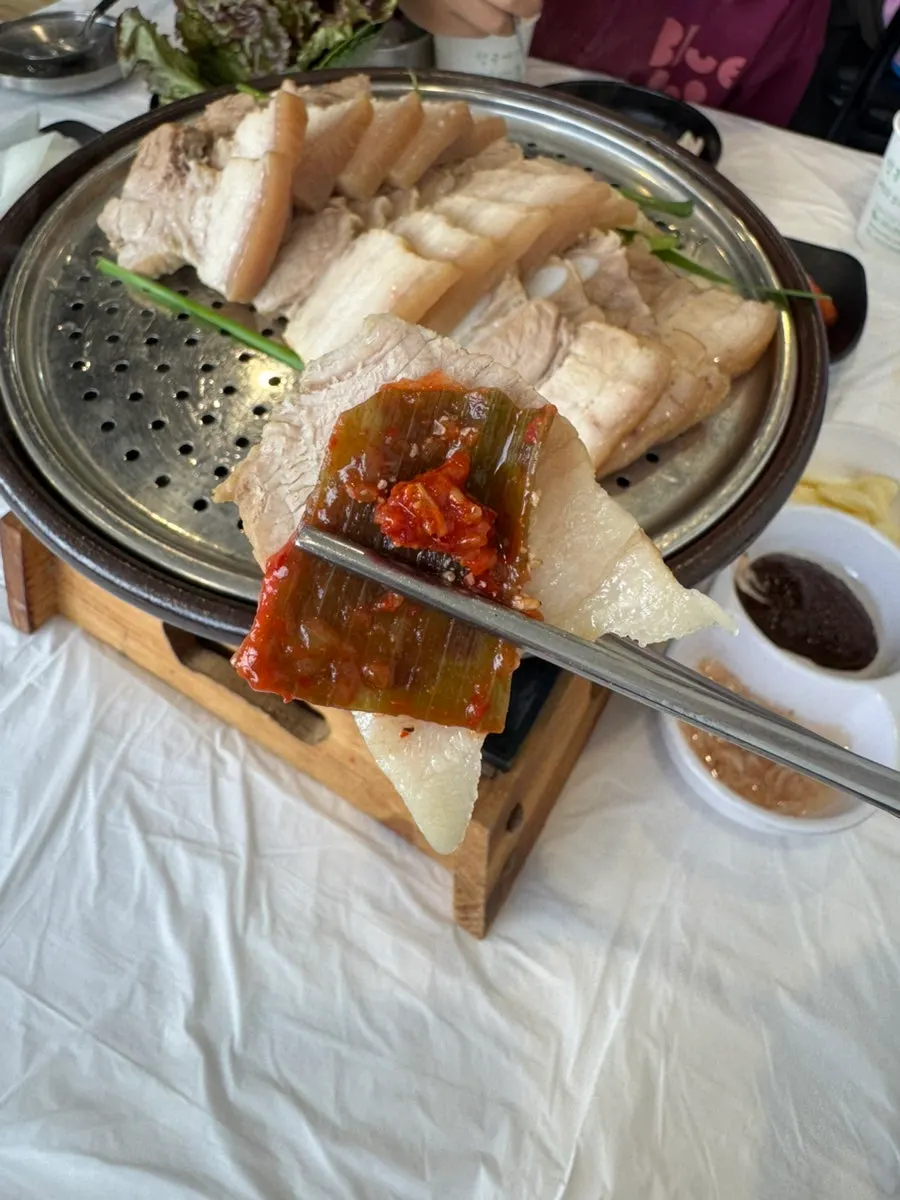 화로 위에 올려진 까막장수육