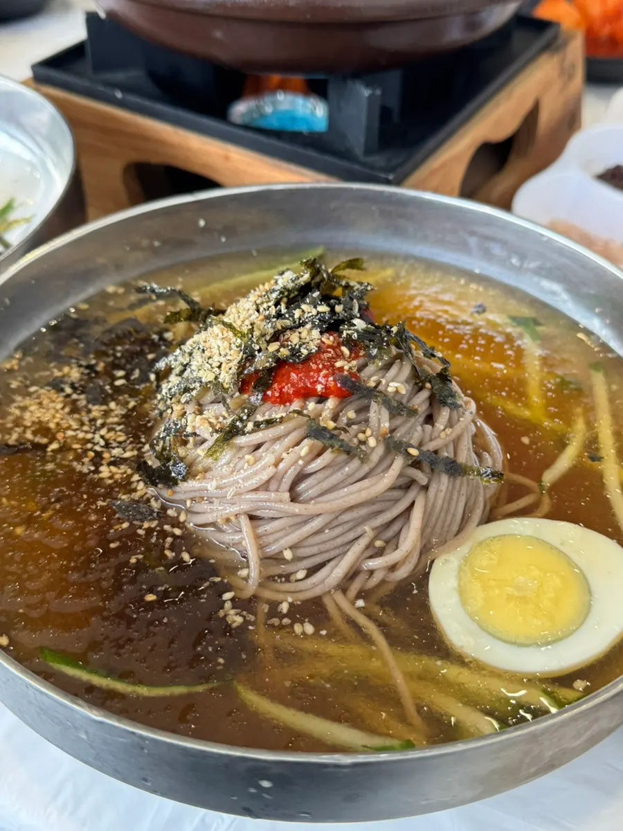 간장 베이스 육수의 물막국수