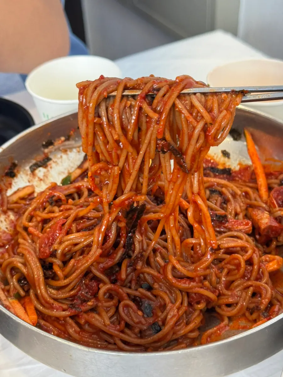 양념에 비빈 비빔막국수 클로즈업