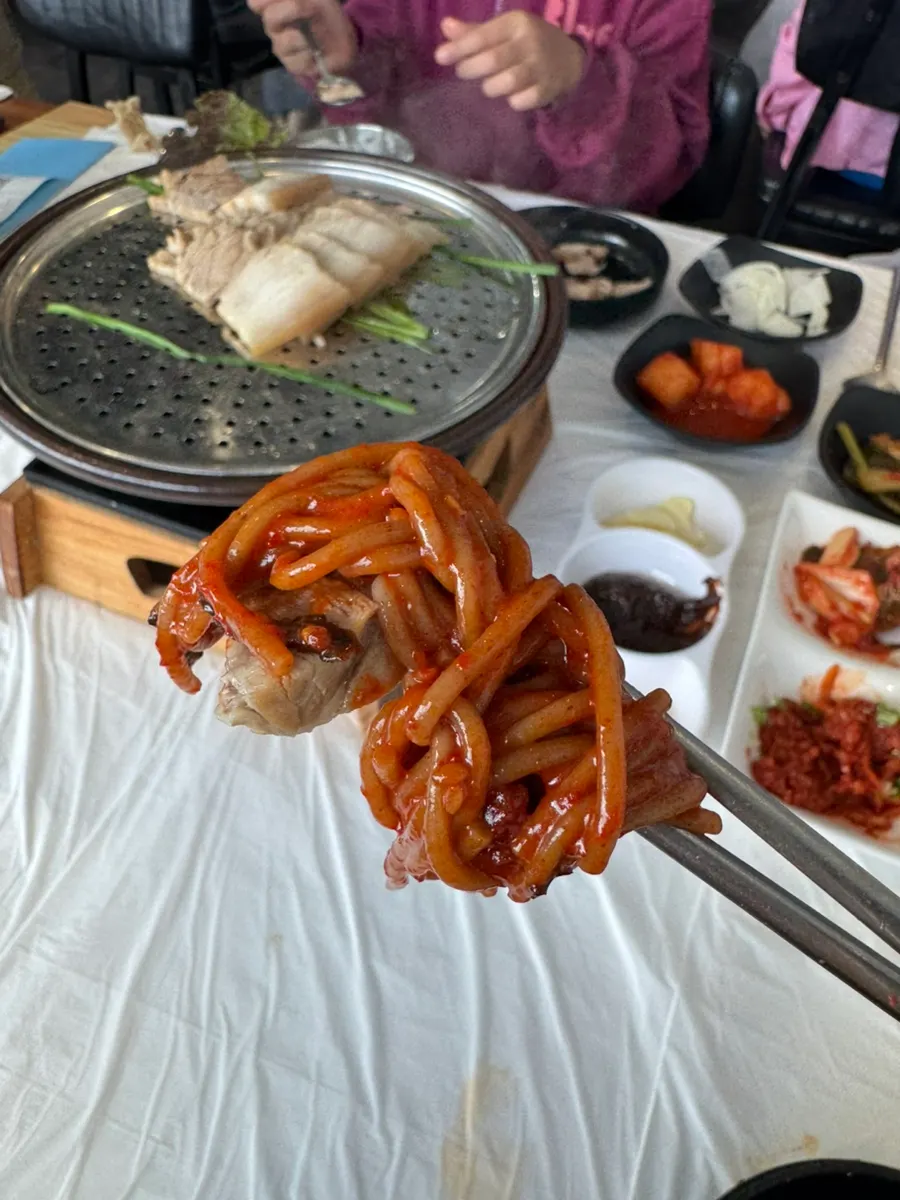 물막국수와 비빔막국수를 함께 놓은 상차림