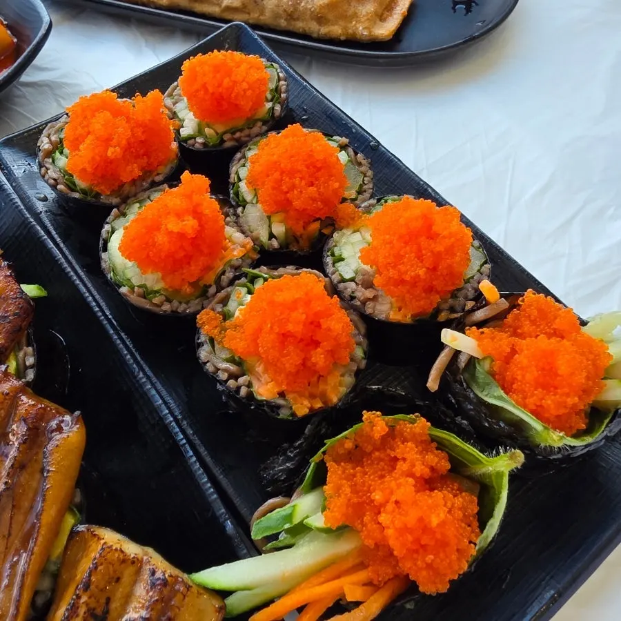 날치알을 올린 날치알 메밀김밥