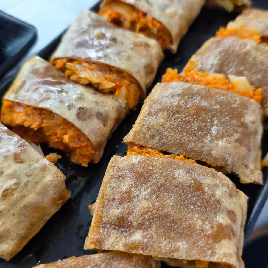 반으로 자른 메밀전병 단면