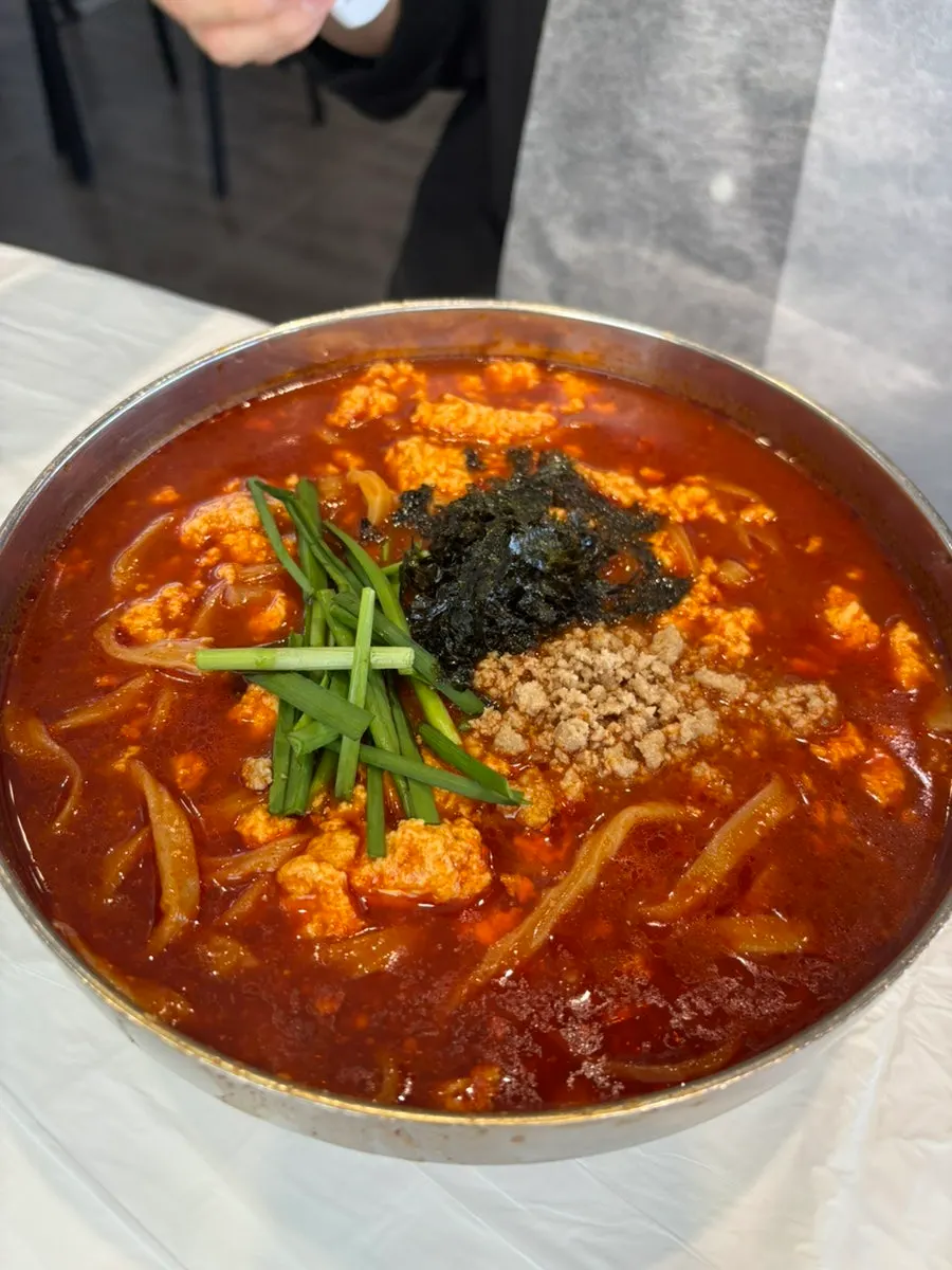 얼큰 순두부 칼국수 한 그릇