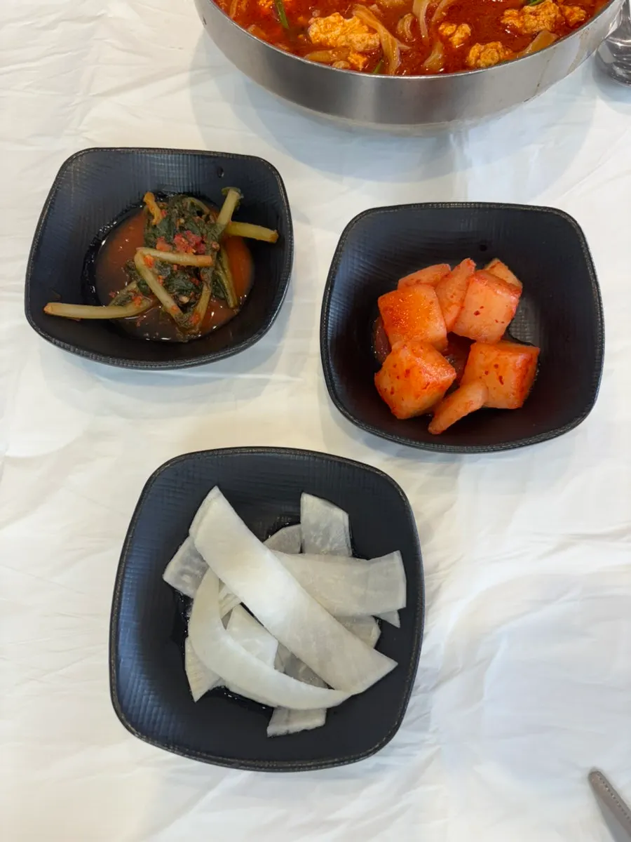 밑반찬과 함께 놓인 메뉴들