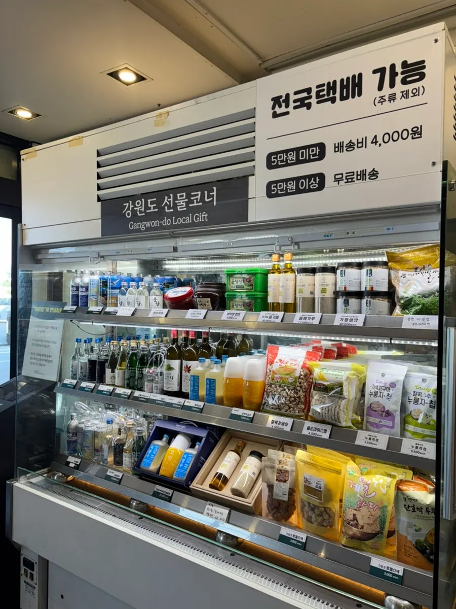 1층 계산 카운터와 걸린 사인들