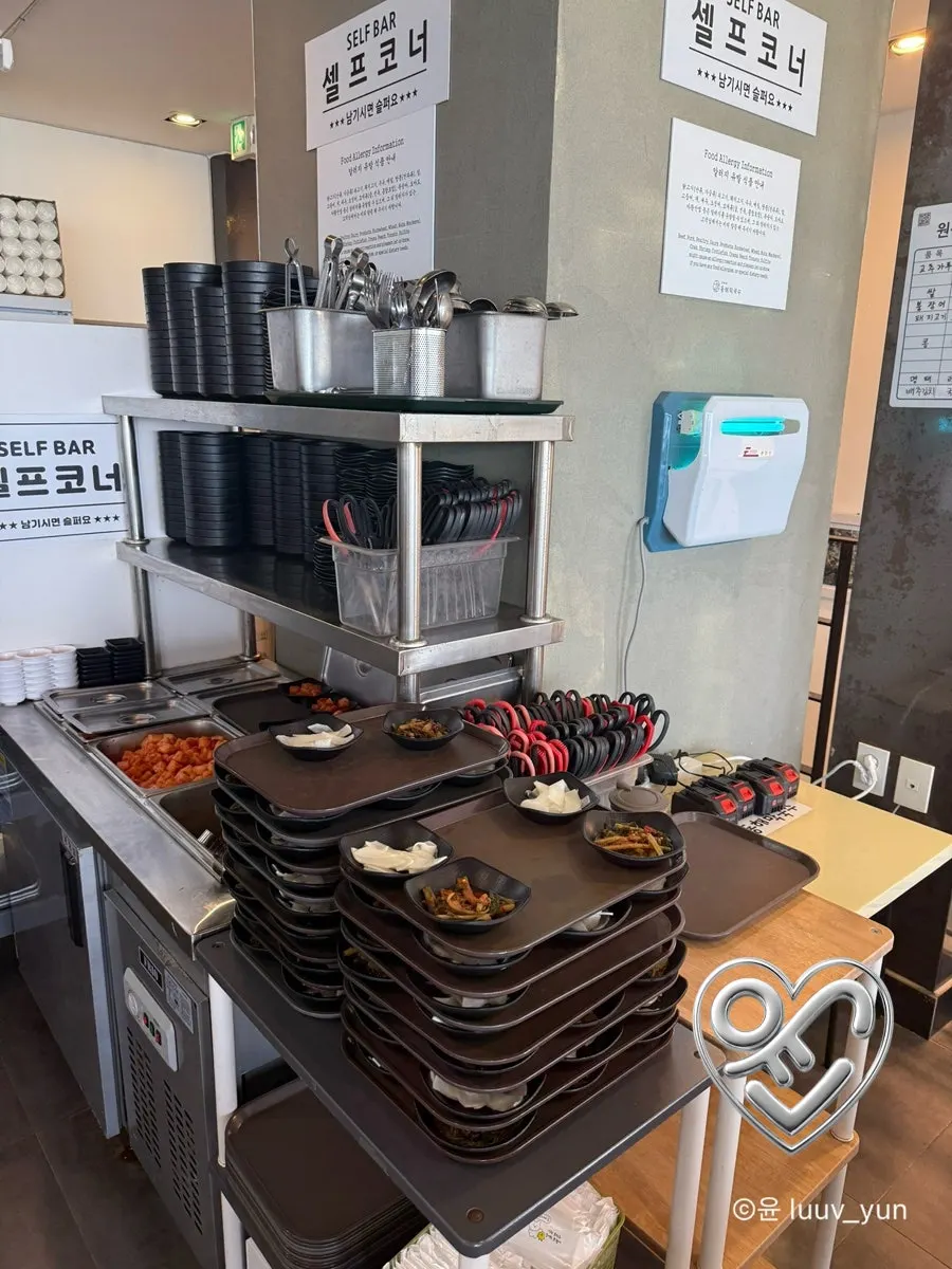 Table set with the ordered dishes