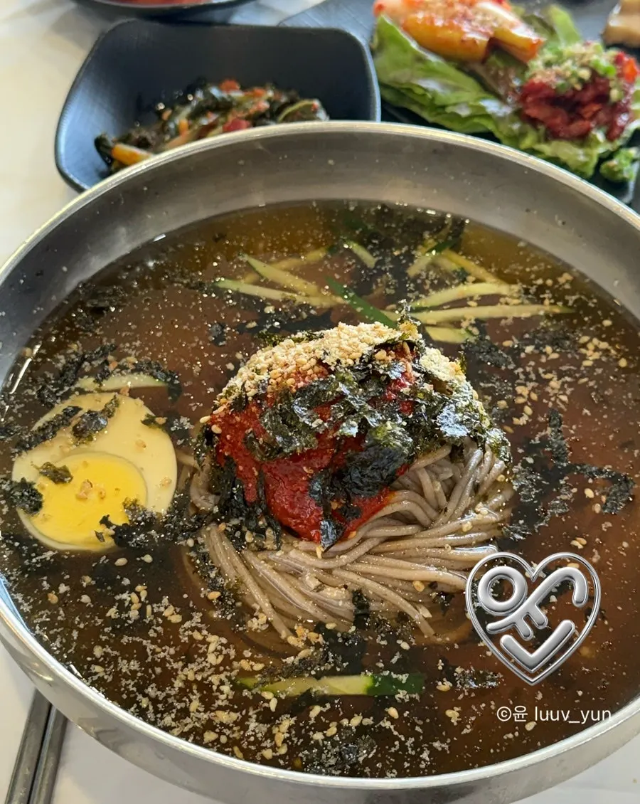 Close-up of the clear broth mul-makguksu