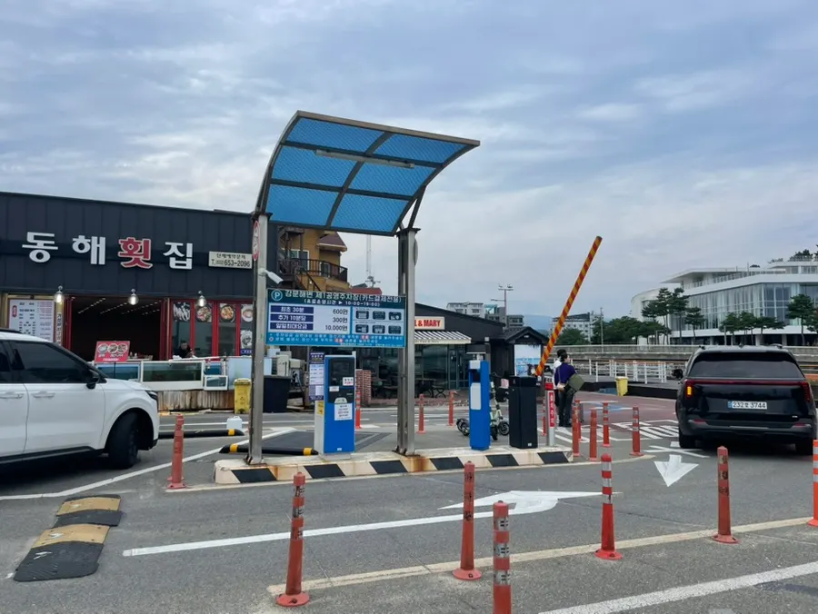 고씨네동해막국수 입구 대기 공간