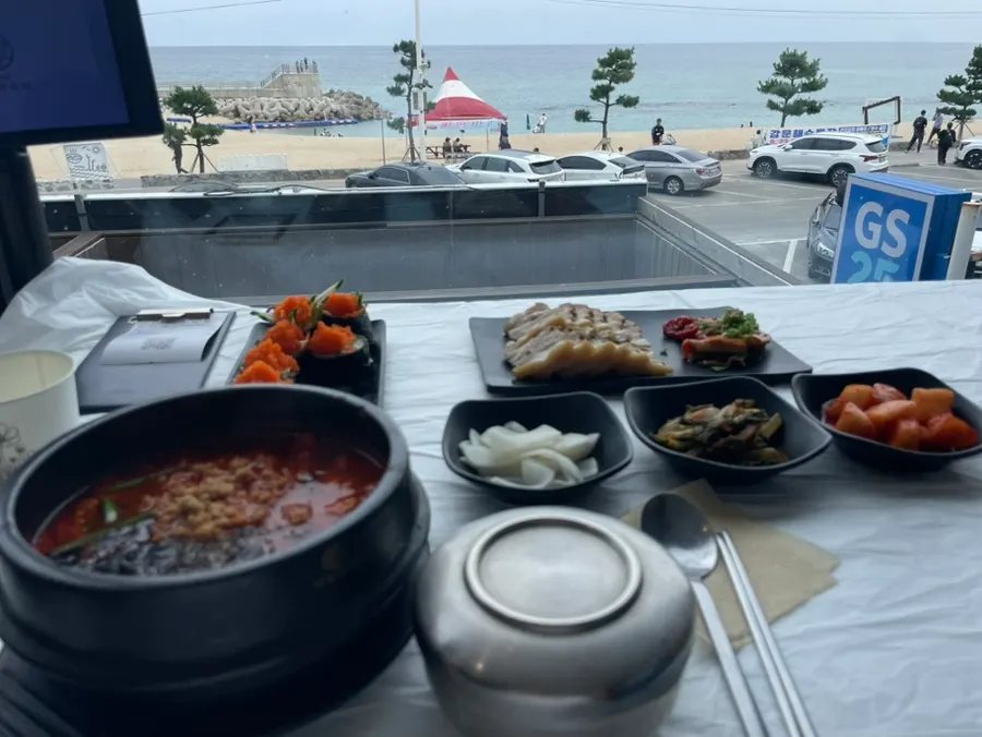 통창 오션뷰 창가 2인석 테이블