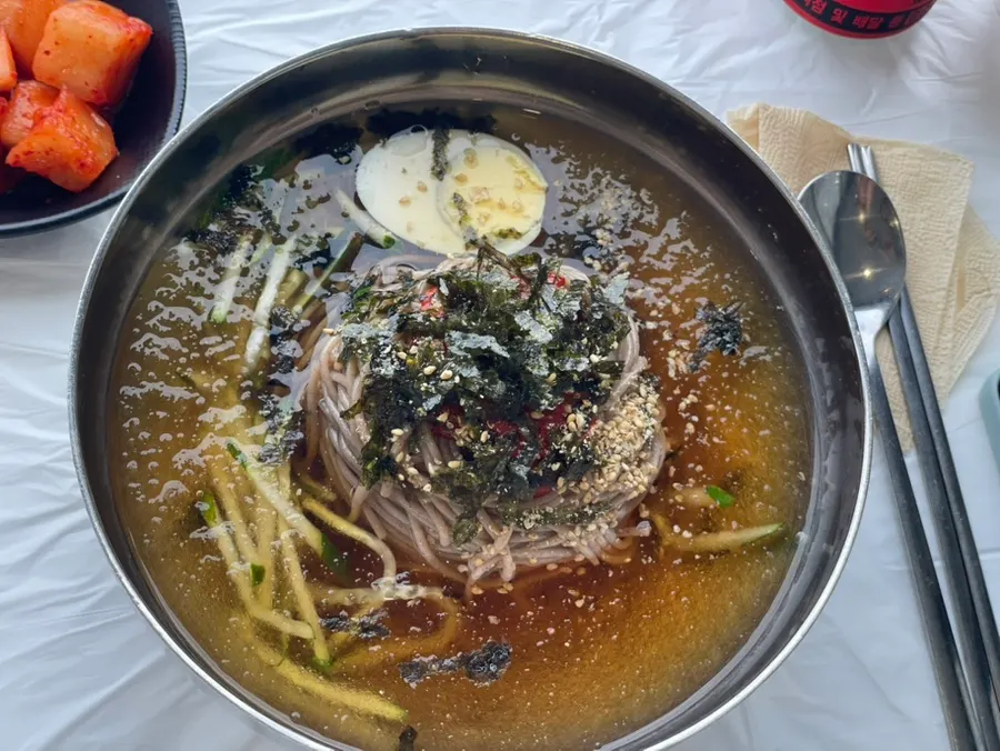 바다가 보이는 창가에 놓인 음식