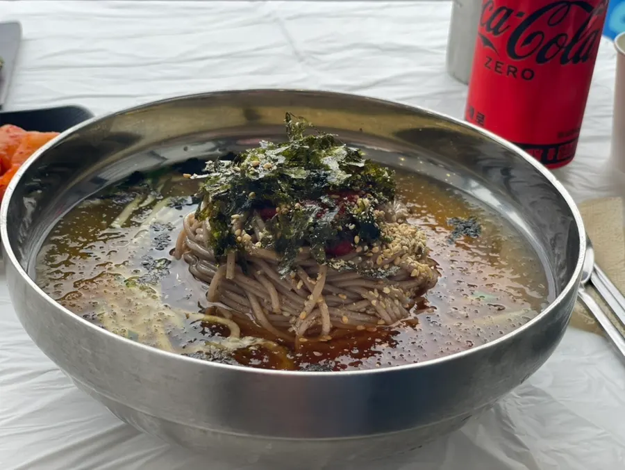 생선 육수를 쓴 고씨네동해막국수 물막국수