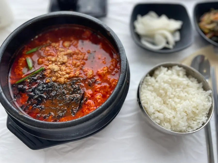 테이블에 놓인 겨자 식초 소금 설탕