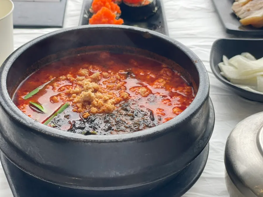 칼칼하게 끓여낸 얼큰순두부