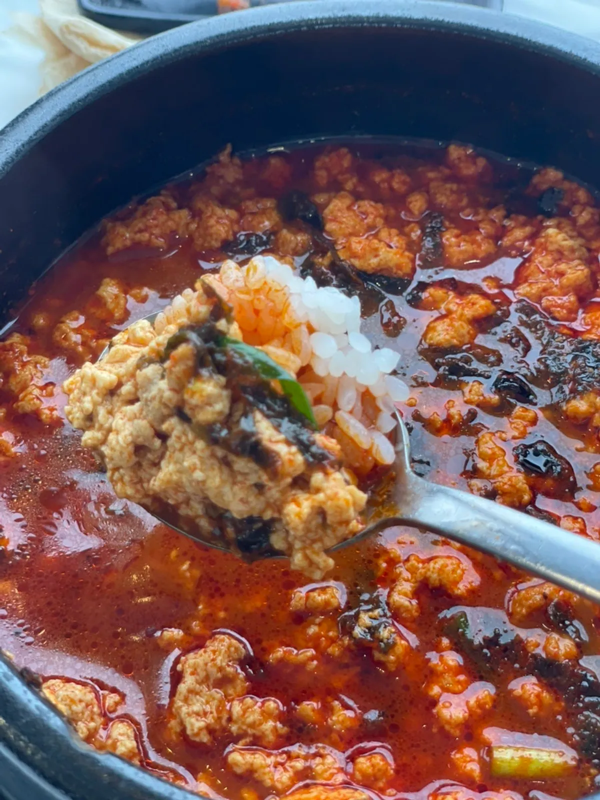 순두부와 고기가 푸짐한 얼큰순두부