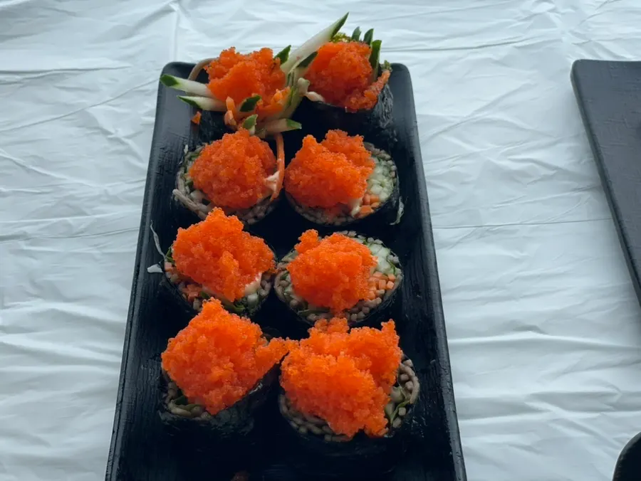 메밀면을 넣고 날치알을 올린 날치알메밀김밥