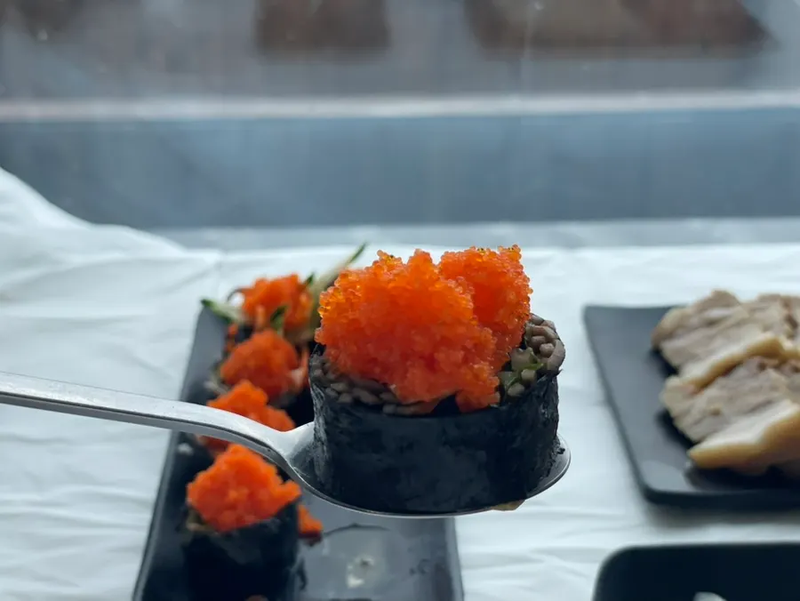날치알메밀김밥 단면