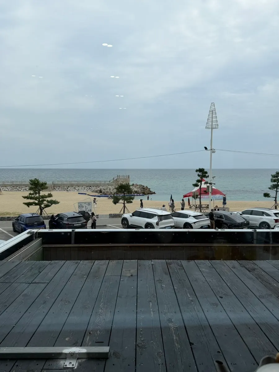 Building of Gossi's Donghae Makguksu Main Branch and the entrance to Gangmun Beach