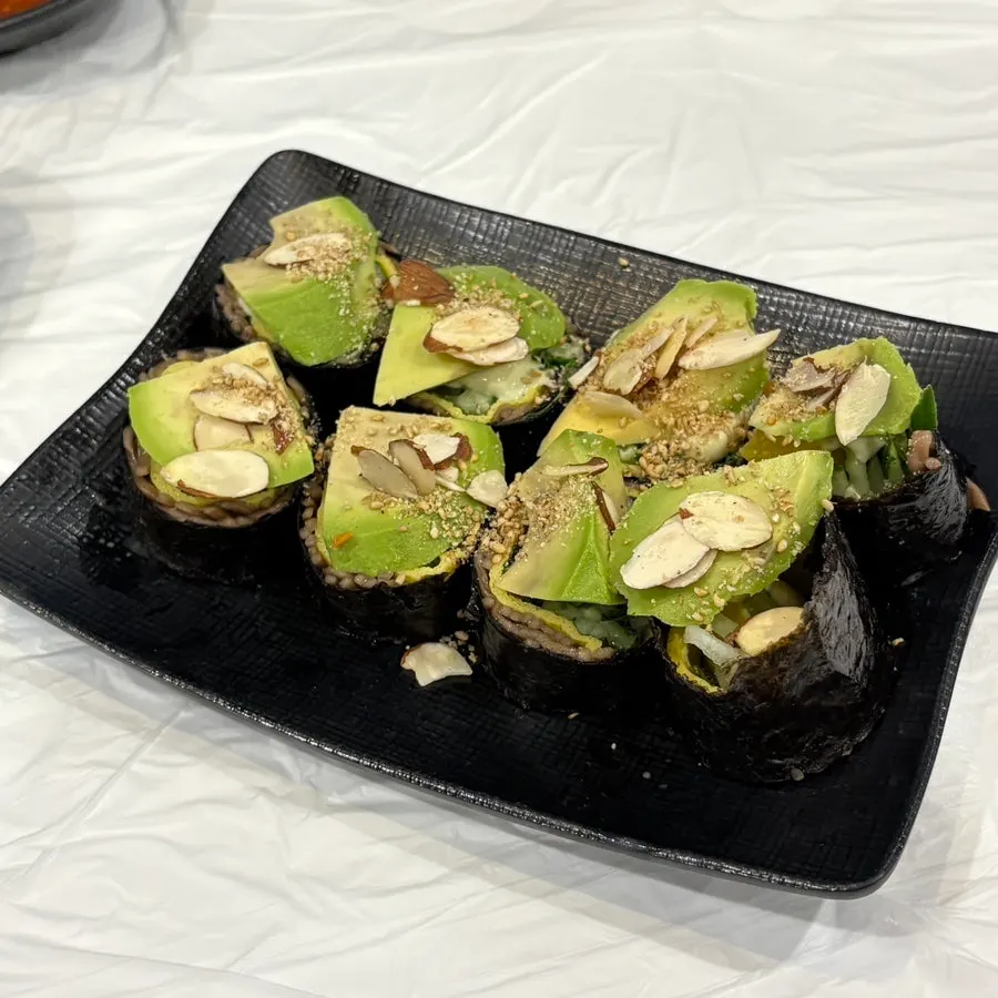 아보카도 키토 메밀김밥 한 접시