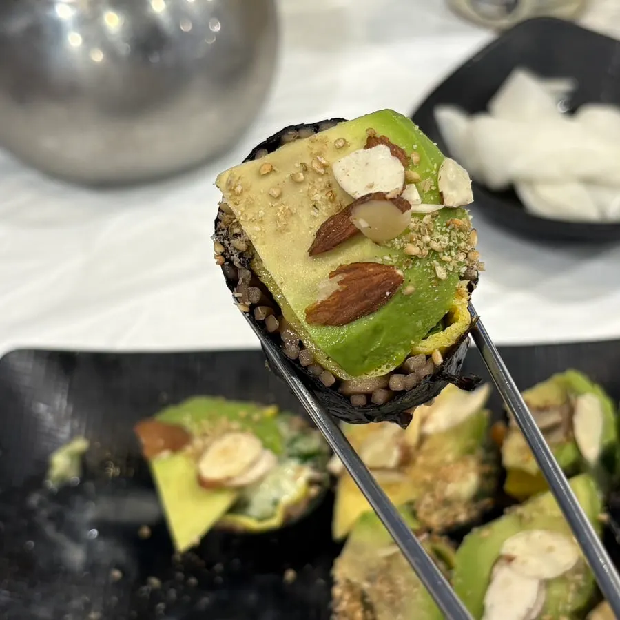 메밀면과 아보카도가 들어간 키토 김밥 단면