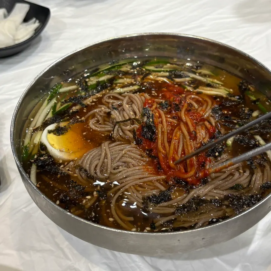 물막국수 면발을 들어 올린 모습