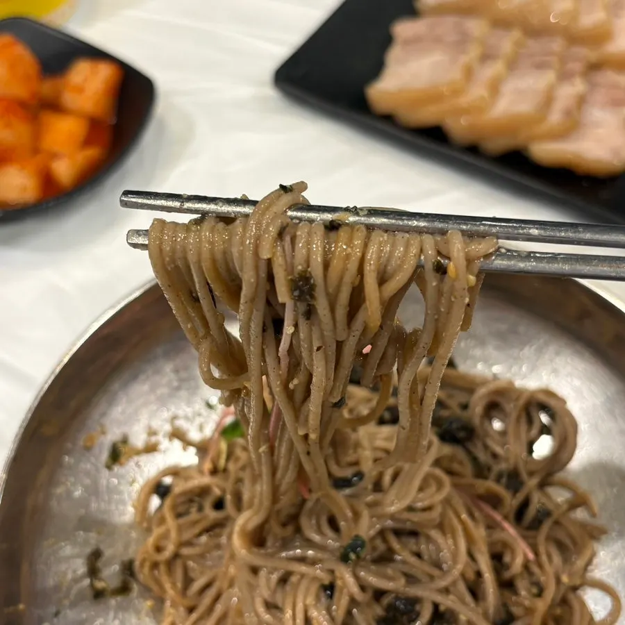 들기름을 두른 메밀면 클로즈업