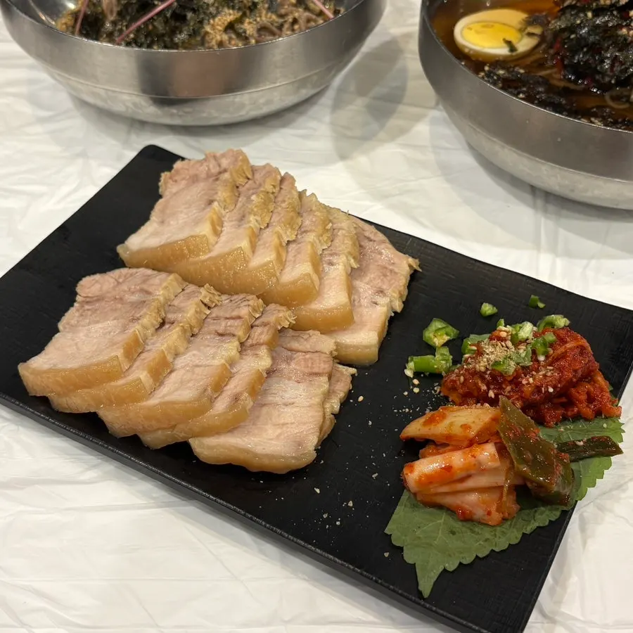 수육과 대파김치, 명태식해 상차림