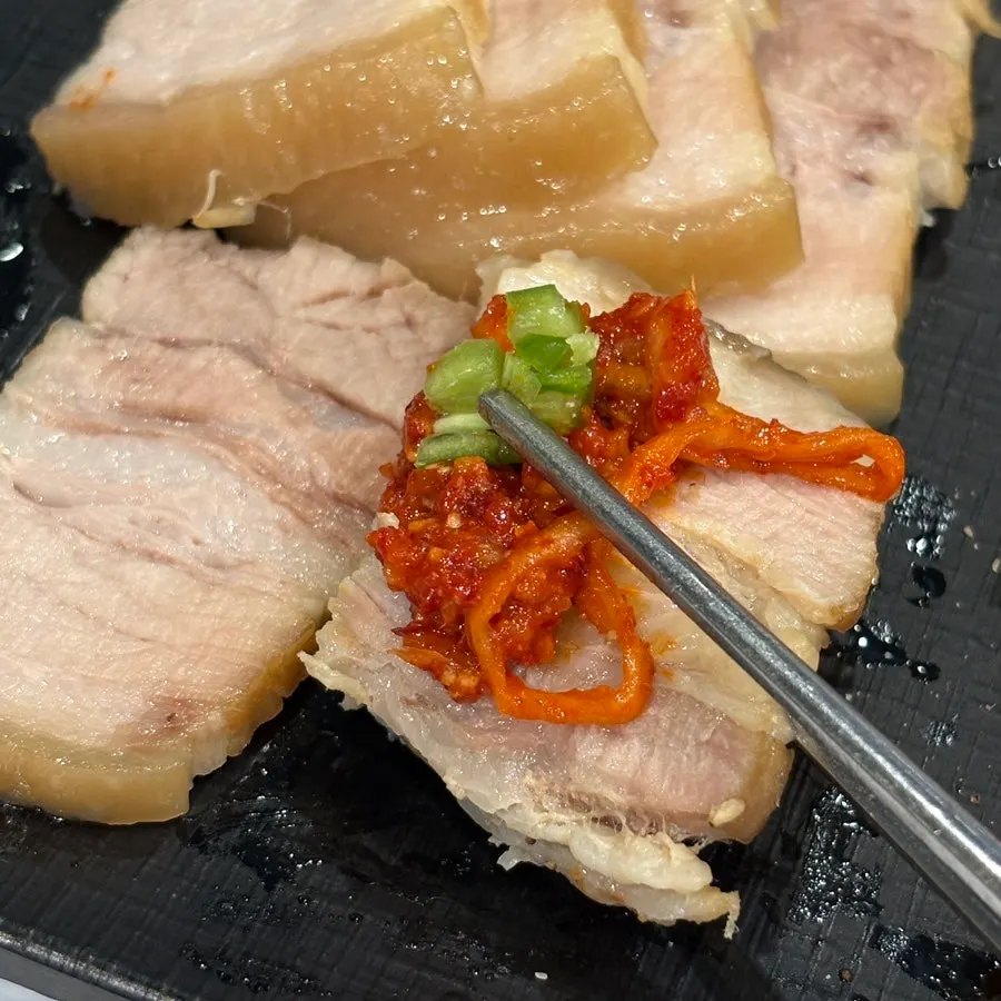 명태식해를 올린 수육