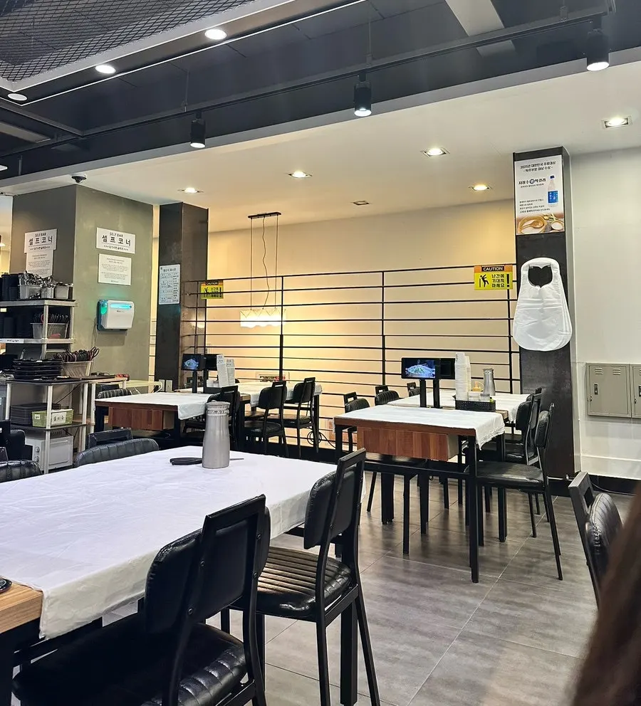 View of the first floor seating area at Gossi's Donghae Makguksu