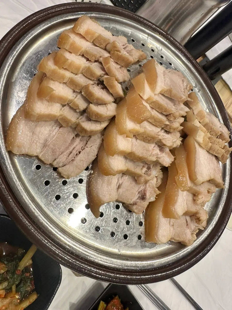 Plate of thinly sliced, tender kkamak-jang suyuk