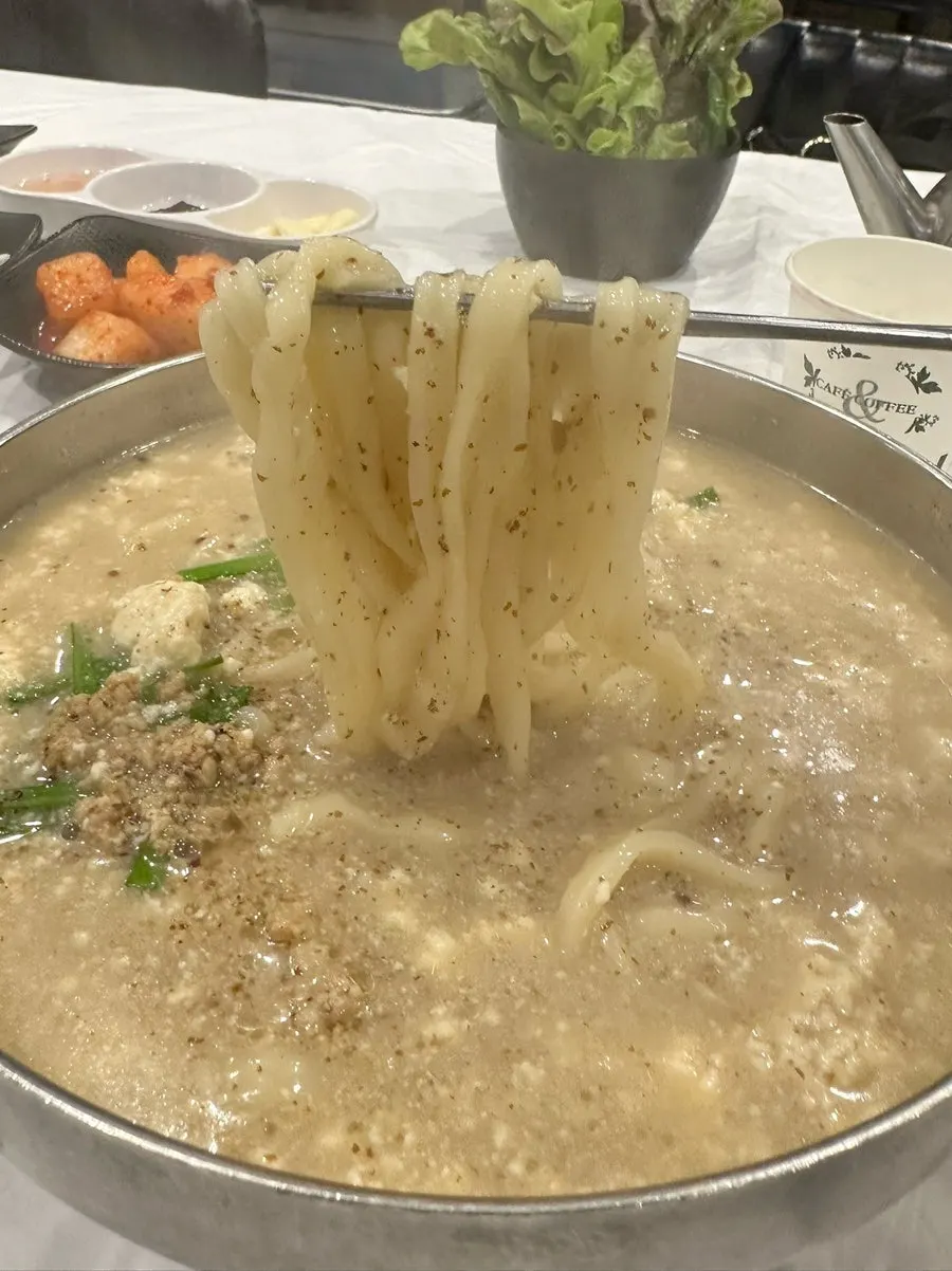 Nutty broth of the perilla sundubu kalguksu