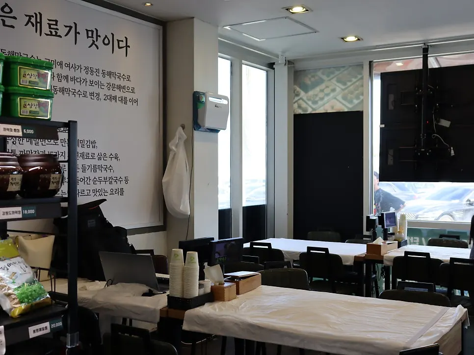 들기름 등 지역 상품이 놓인 선물 코너