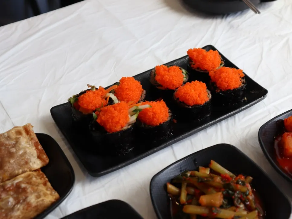 날치알 메밀김밥과 간장제육 메밀김밥 한 상