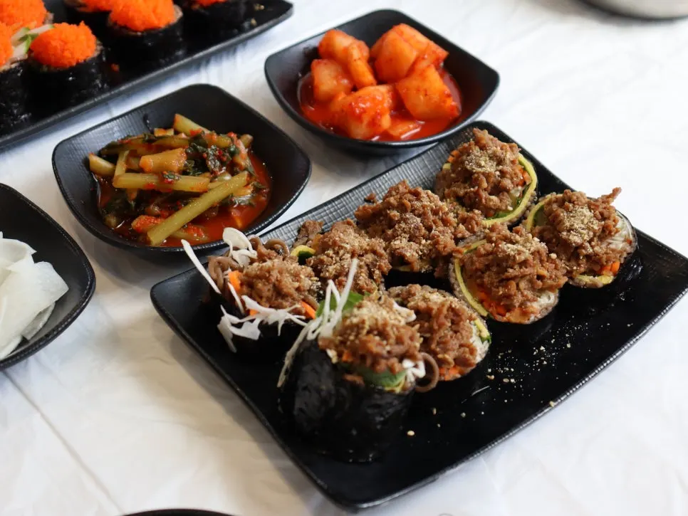 밥 대신 메밀면이 들어간 메밀김밥 단면