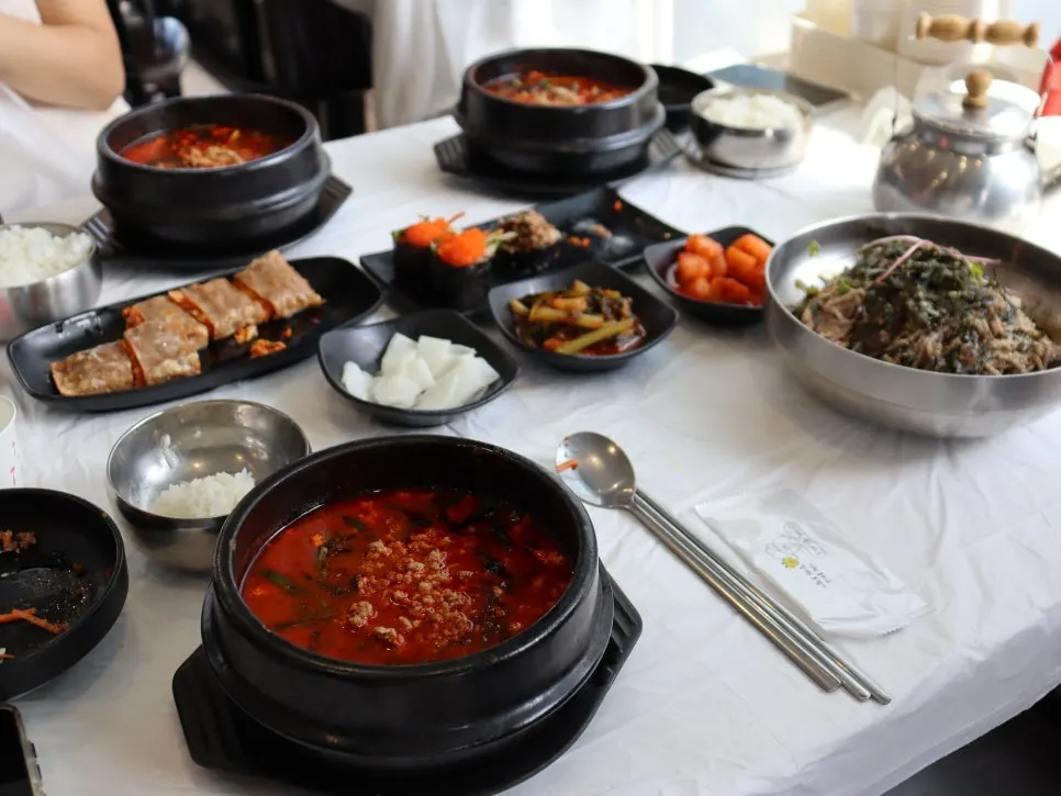 막국수와 메밀김밥이 함께 차려진 마무리 상차림