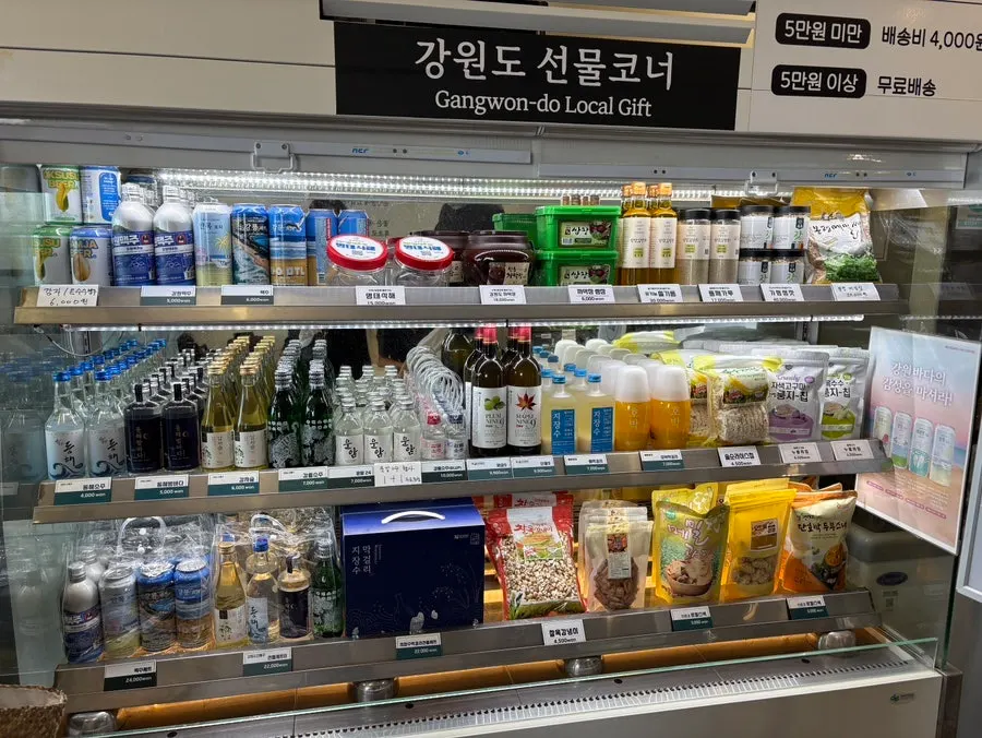 손님들이 북적이는 식당 입구 모습