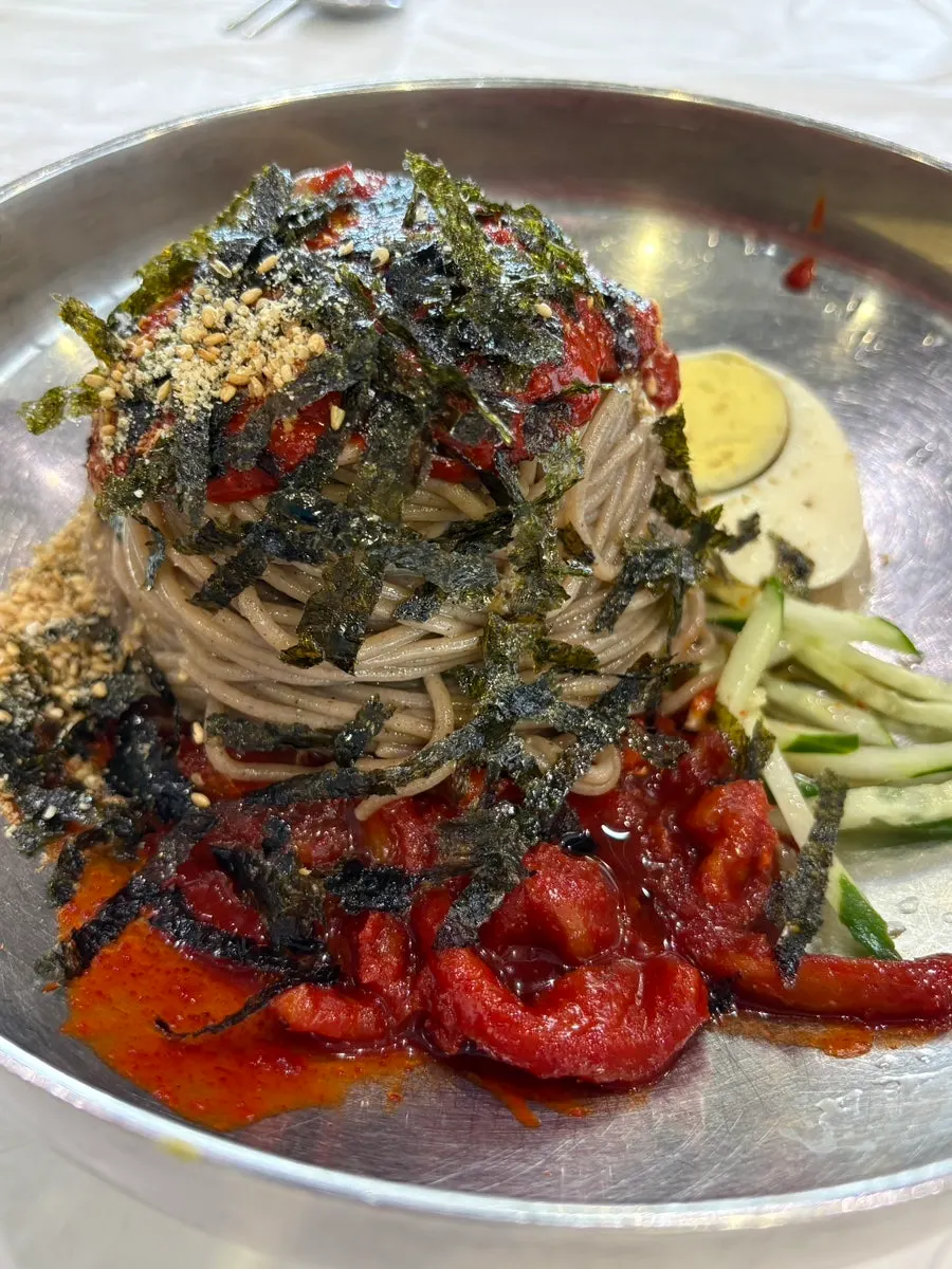 명태식해가 올라간 비빔막국수 한 그릇