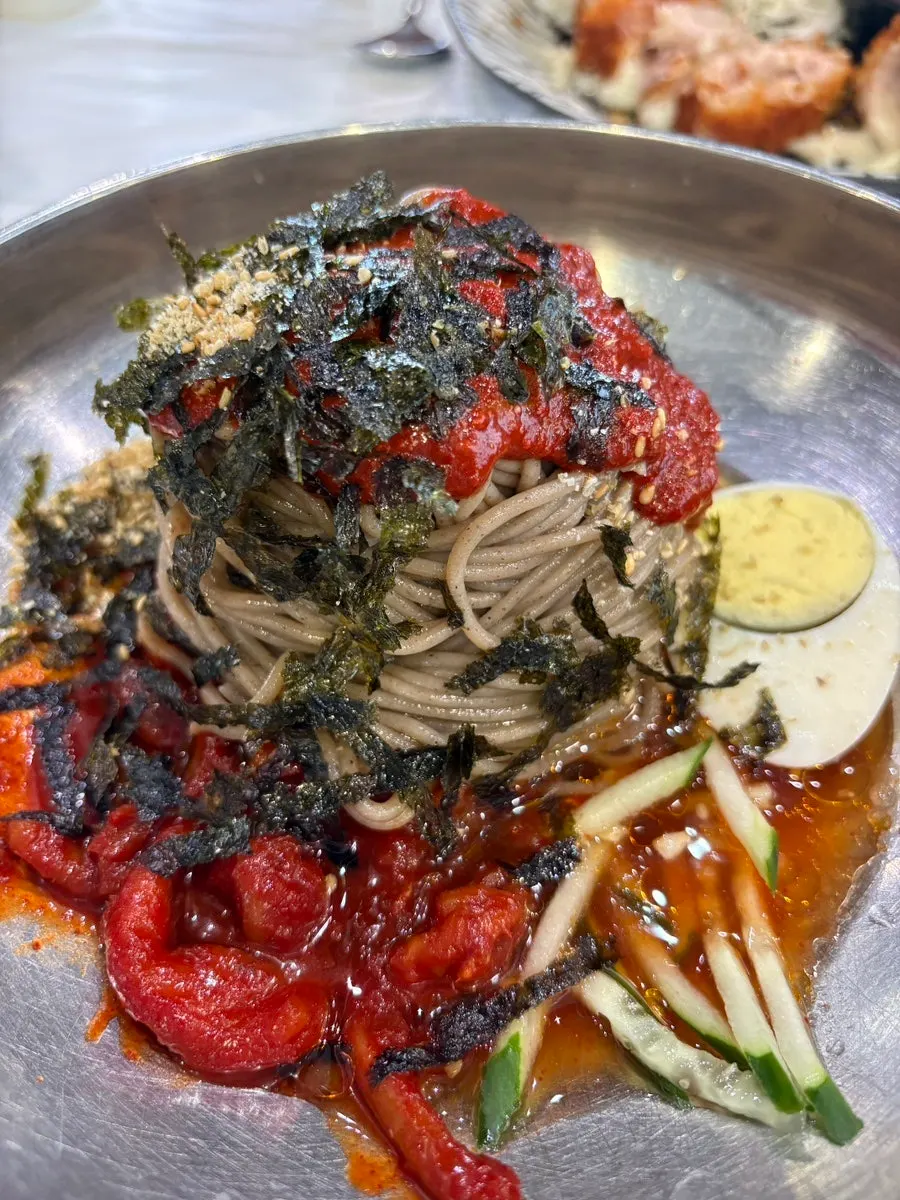 비빔막국수 양념과 면을 비빈 모습