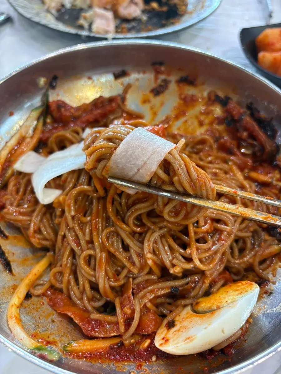 젓가락으로 들어올린 비빔막국수 면