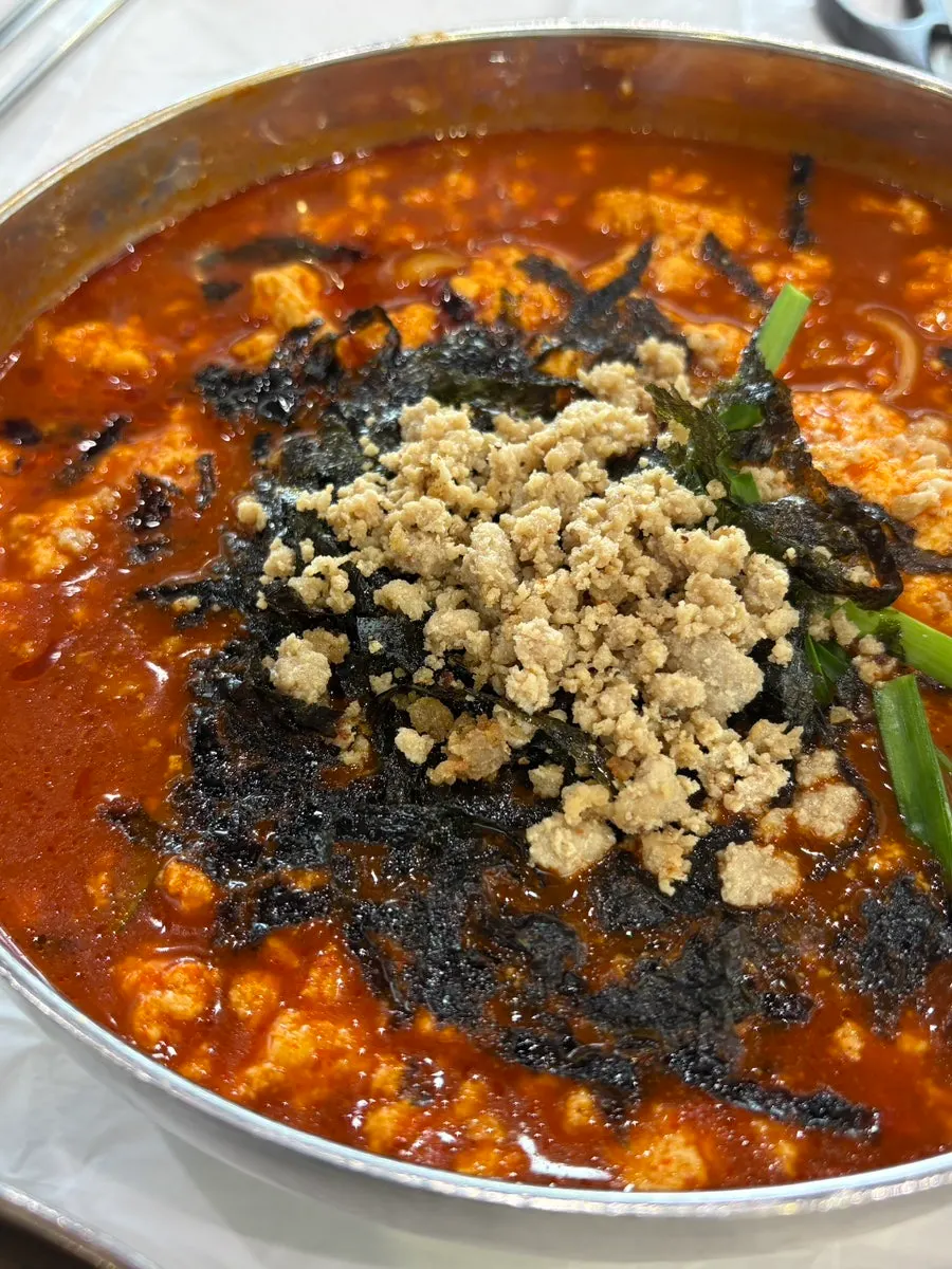 비빔막국수에 시원한 육수를 부은 모습