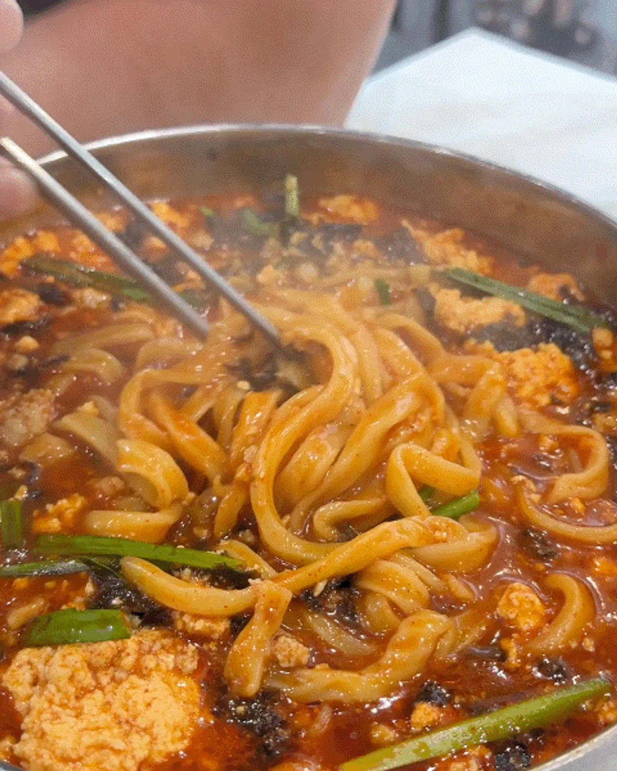 육수와 식초 겨자로 맛을 낸 막국수